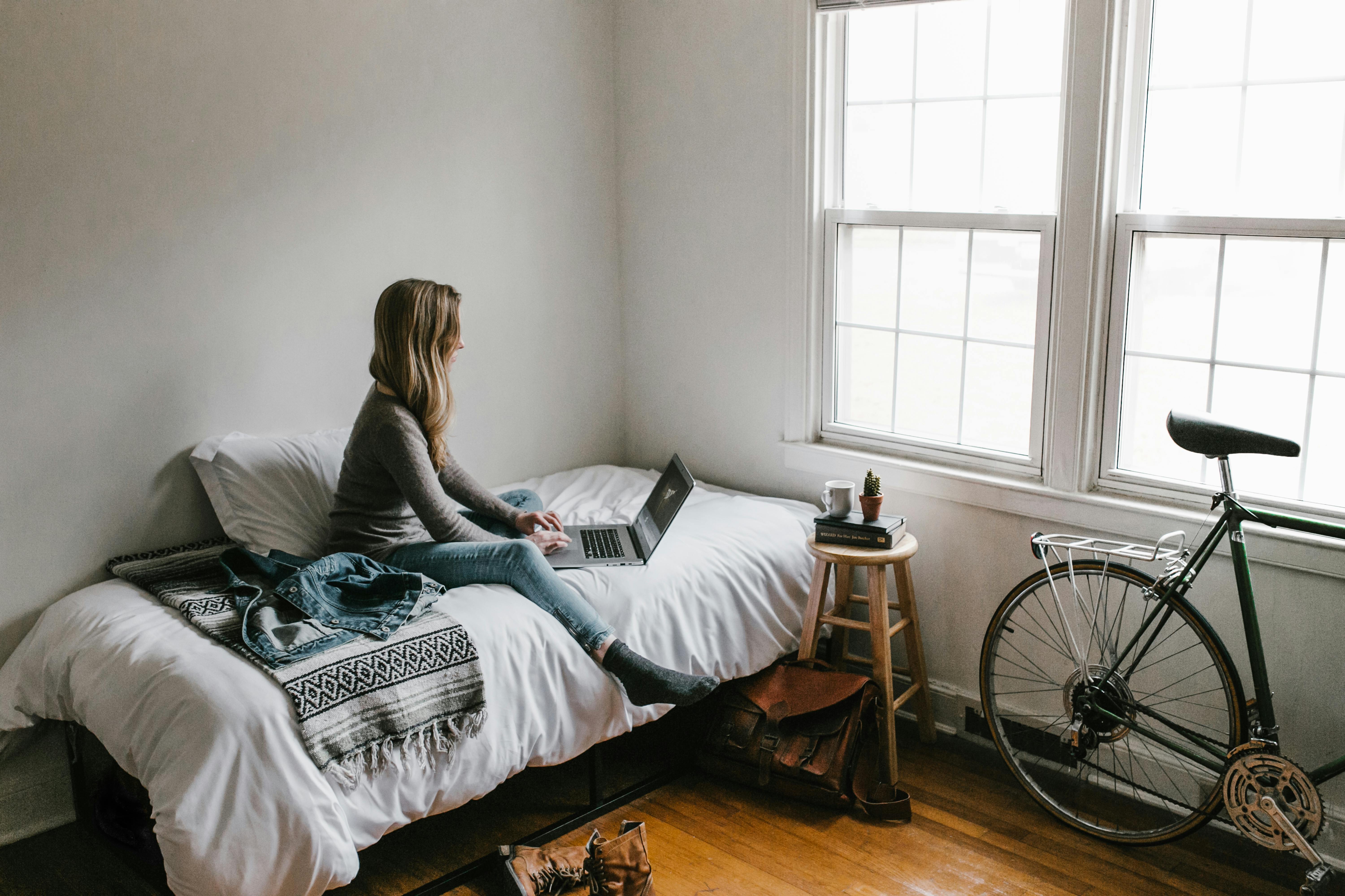 Dormitorio vs. Apartamentos Fuera del Campus: ¿Cuál es el Adecuado para Ti?